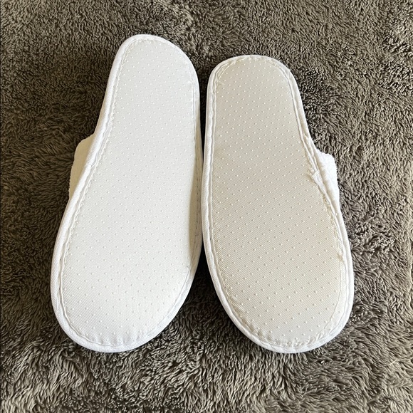 White slippers - Picture 2 of 2